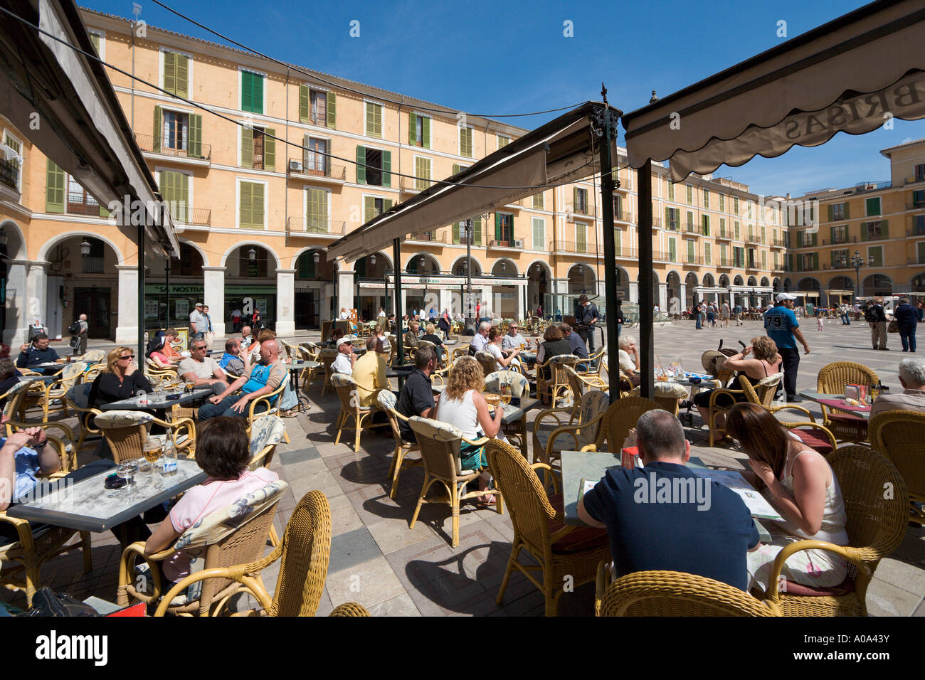 Café avec terrasse sur la Plaza Mayor (place principale), Palma, Majorque, Îles Baléares, Espagne Banque D'Images