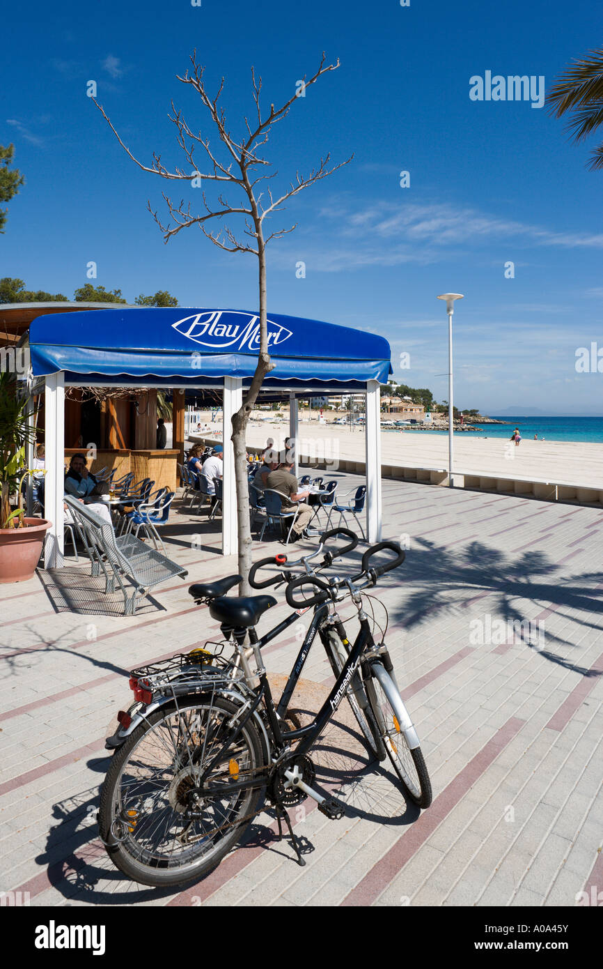 Restaurant en bord de mer, promenade et plage dans la saison d'hiver, Palma Nova, dans la baie de Palma, Majorque, Îles Baléares, Espagne Banque D'Images