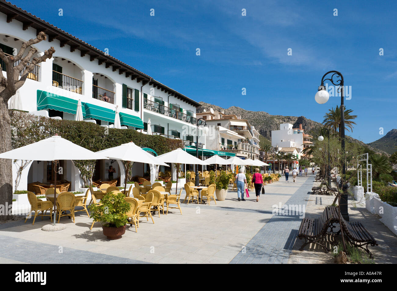 Cafés et restaurants en bord de mer sur la promenade de Puerto Pollensa, Côte Nord, Majorque, Îles Baléares, Espagne Banque D'Images