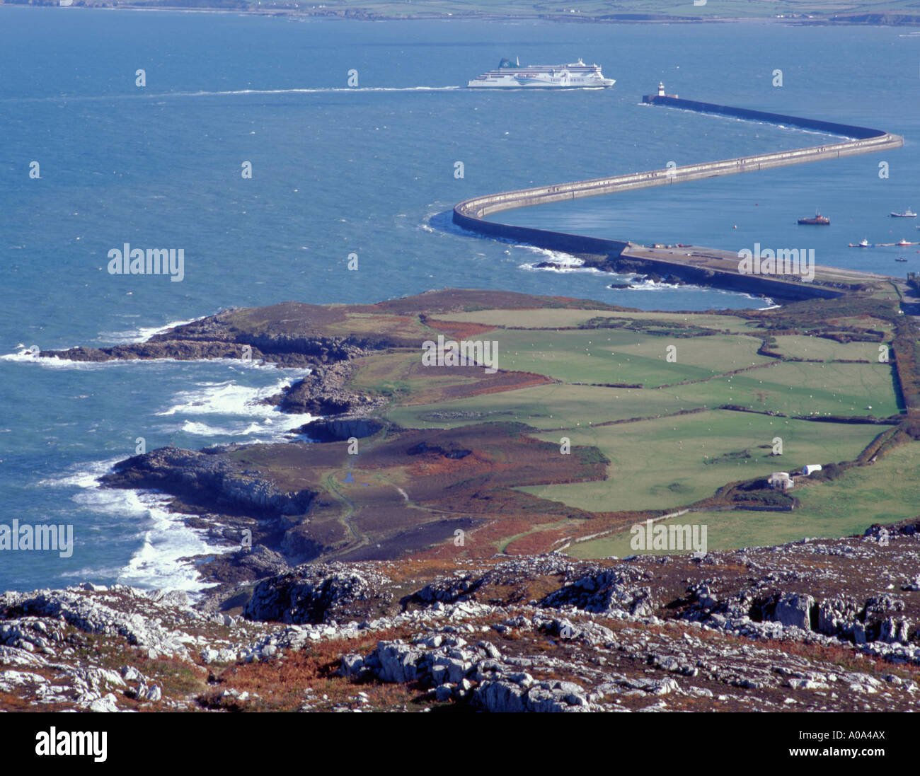 Côte Rocheuse, ferry et brise-lames ; Holyhead Anglesey, brise-lames, au nord du Pays de Galles, Royaume-Uni. Banque D'Images