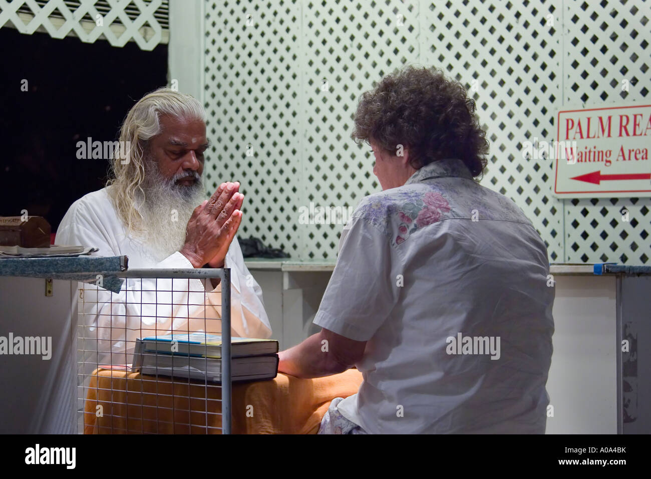 Une fortune teller et client d'interagir sur Duval Street, à Key West en Floride Banque D'Images Une fortune teller et client d'interagir sur Duval Street, à Key West en Floride Banque D'Images