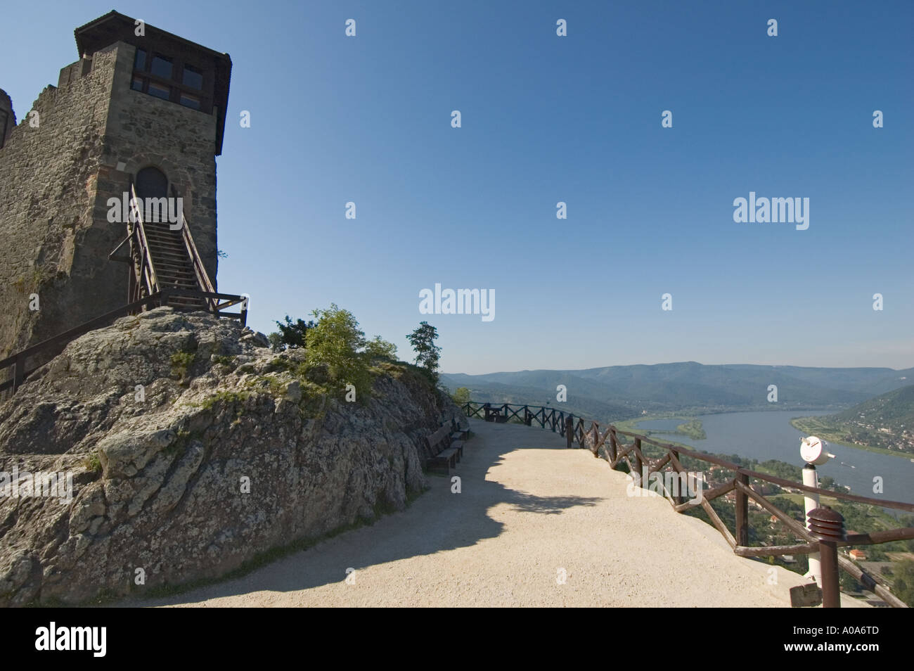 Vue de Visegrad Hongrie Danube Bend de Fellegvar Château dans les nuages Banque D'Images