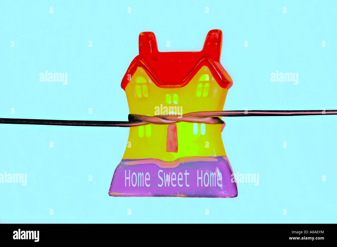 Financial Concept Image - corde serrant sur toy house Banque D'Images