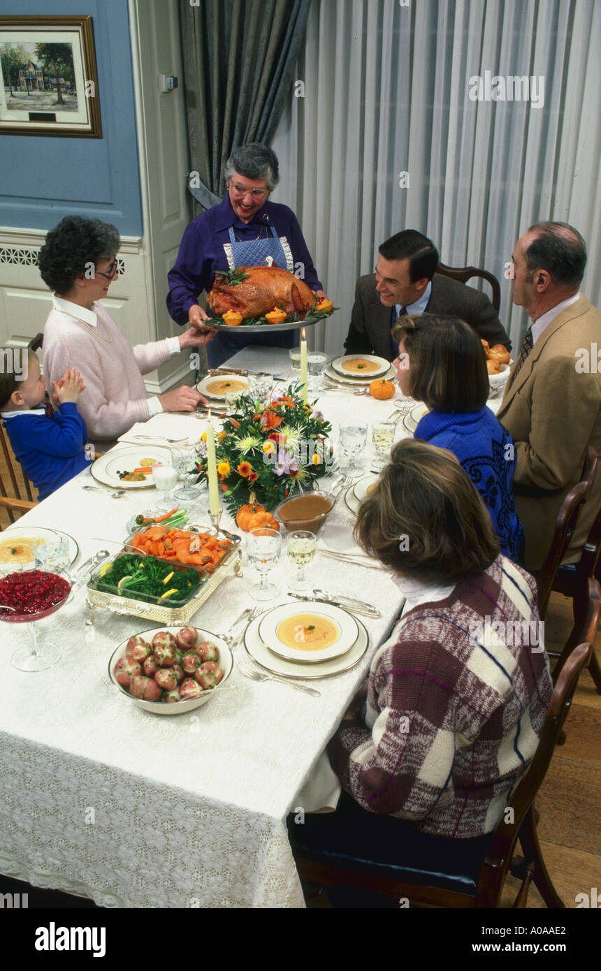 Dîner de Thanksgiving de la famille dans le Maryland ont également la même situation avec décoration de Noël Voir JHP1003 Banque D'Images