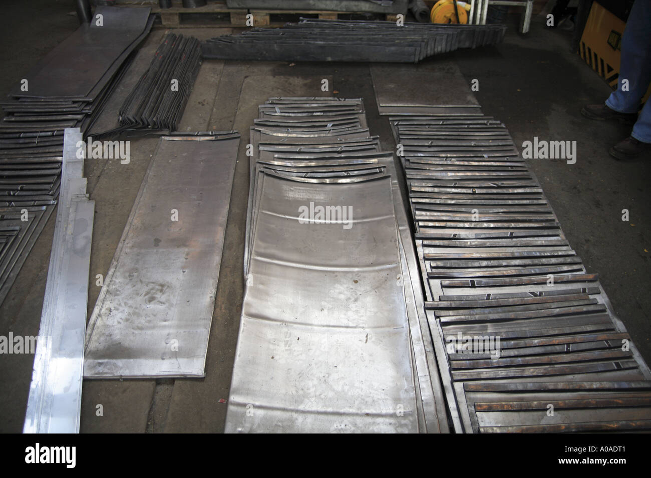 La feuille de plomb métal préparé et prêt à être utilisé pour la couverture  d'œuvres d'imperméabilisation Photo Stock - Alamy