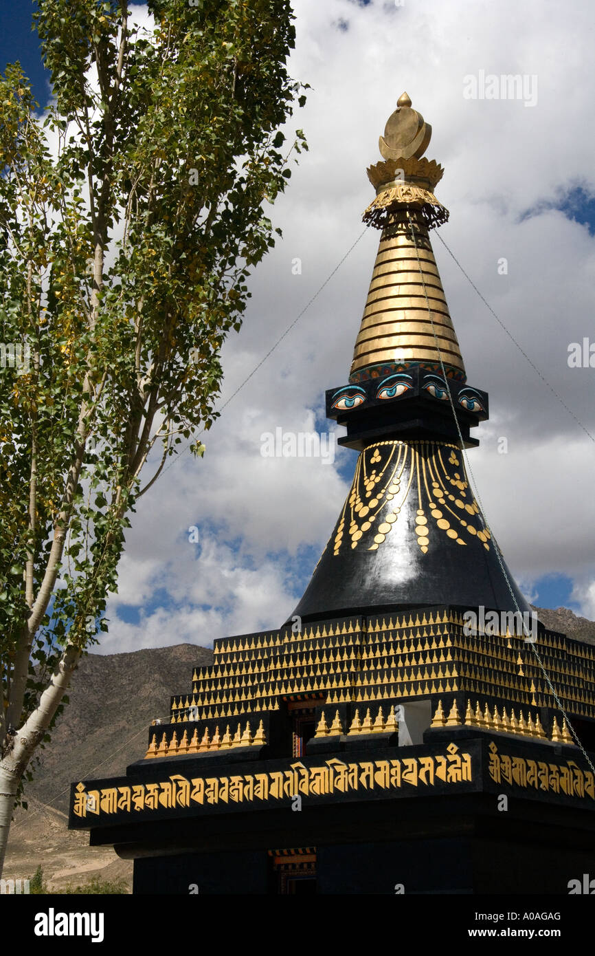 Stupa au Monastère de Samye près de Tsetang dans la région autonome du Tibet en Chine Banque D'Images