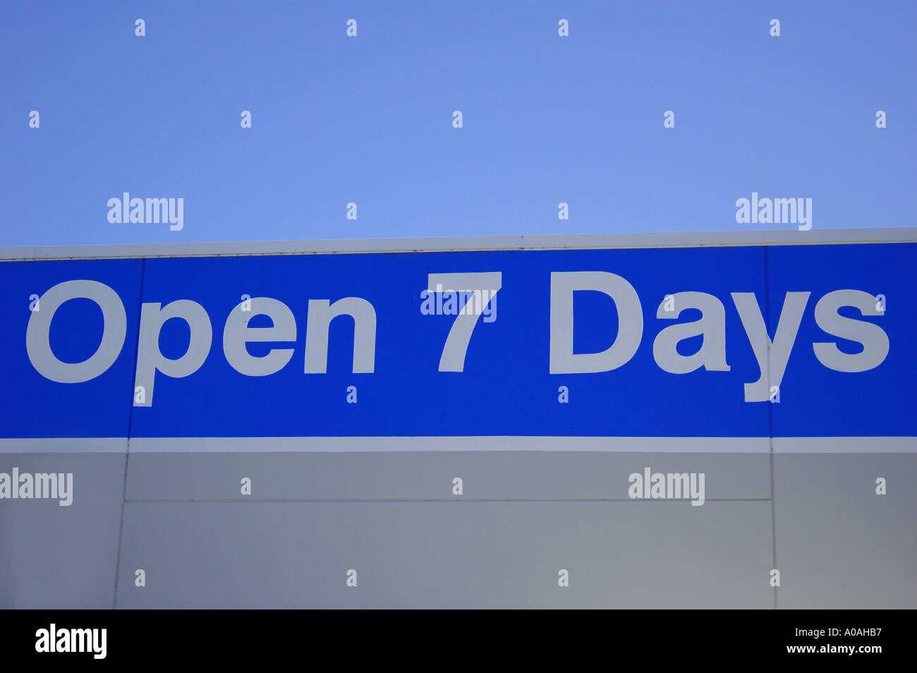 Une affiche indique qu'il est ouvert 7 jours, en Australie Banque D'Images