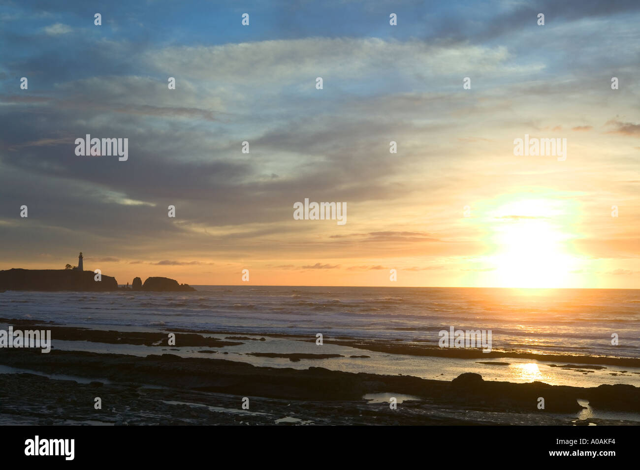 Le coucher du soleil et la marée basse à l'Oregon Phare Yaquina Banque D'Images