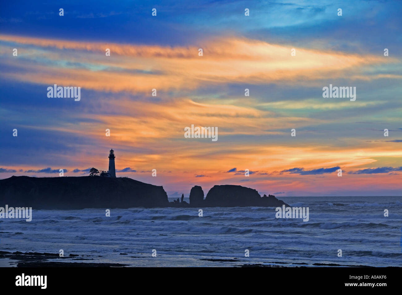 Le coucher du soleil et la marée basse à l'Oregon Phare Yaquina Banque D'Images