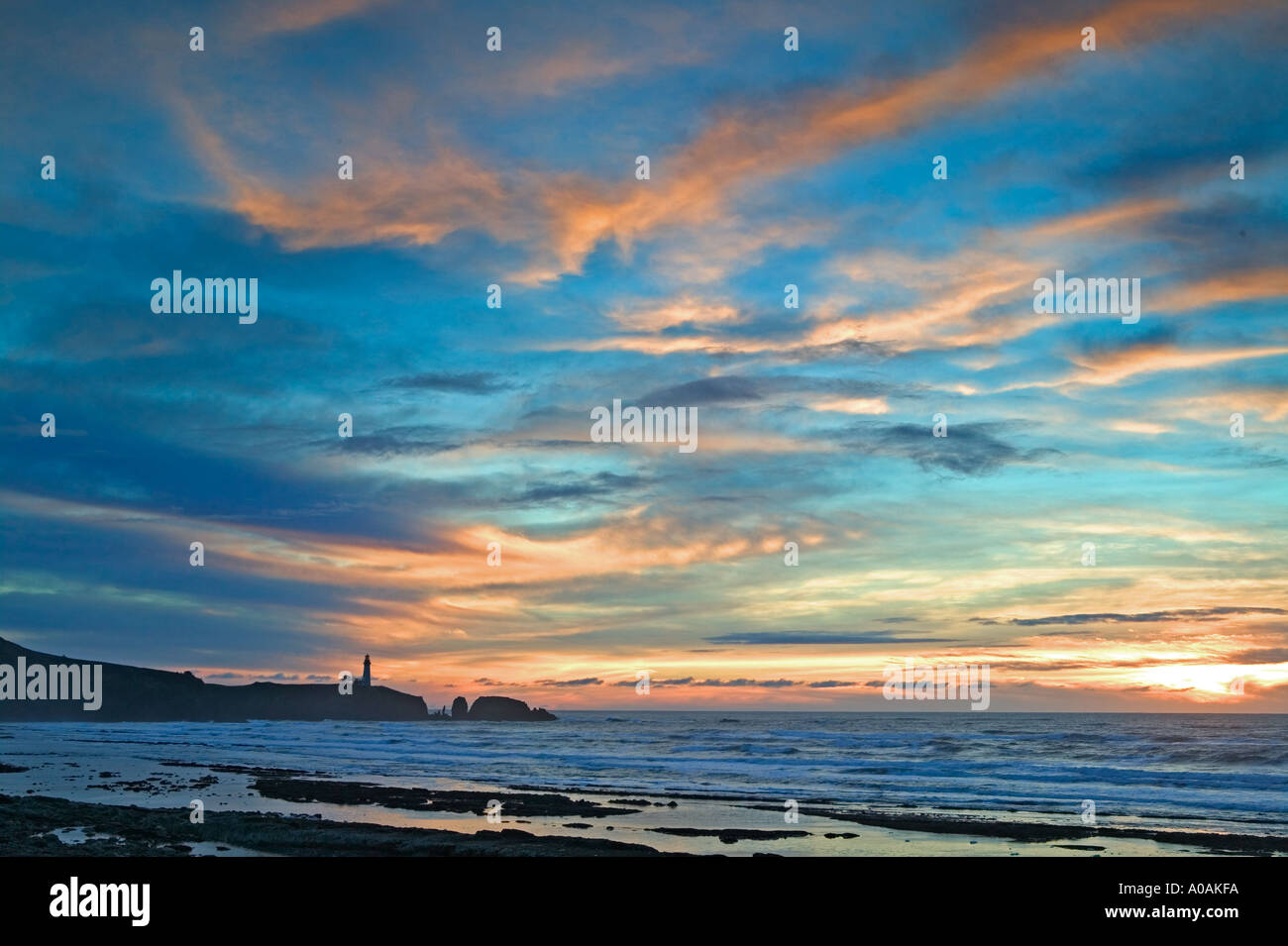 Le coucher du soleil et la marée basse à l'Oregon Phare Yaquina Banque D'Images
