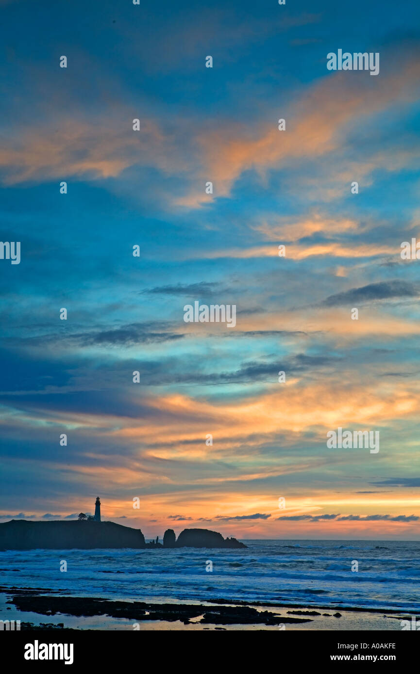 Le coucher du soleil et la marée basse à l'Oregon Phare Yaquina Banque D'Images