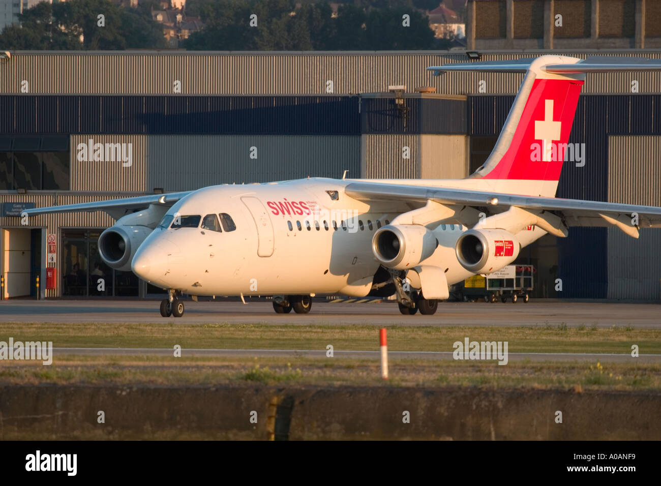 Swiss International Air Lines British Aerospace Avro RJ 100 146 RJ100 au London City UK Banque D'Images