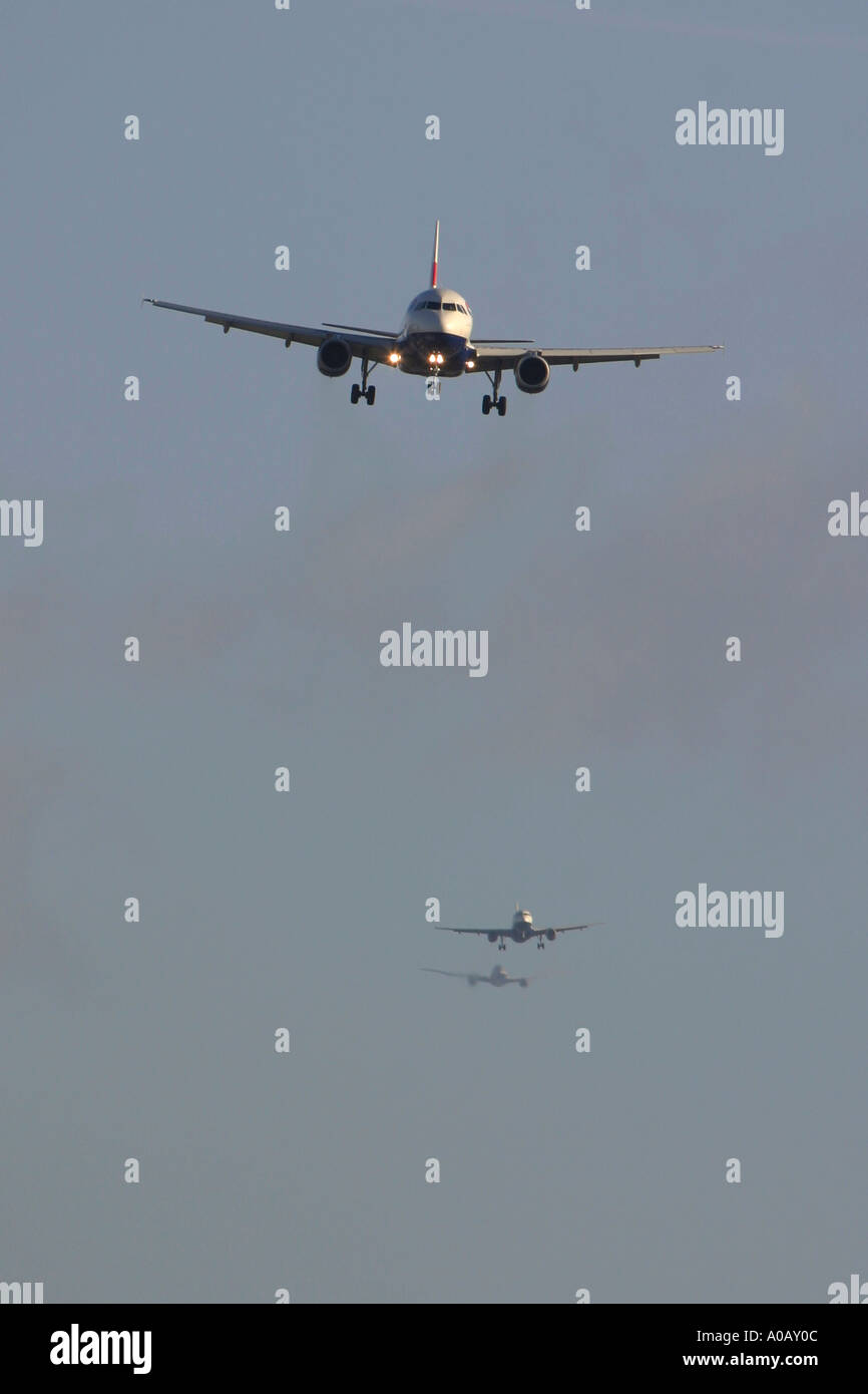 La circulation de l'air - trois avions de ligne à une file d'attente pour l'atterrissage Banque D'Images