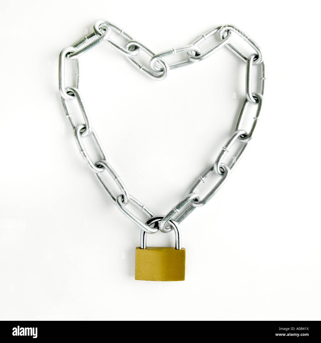 Coeur ; chaîne ; ; ; clés cadenas chaîne argent ; métal ; chaîne cadenas  jaune ; argent ; clé clé de coeur ; une solide chaîne ; amour ; sécurité  Photo Stock - Alamy