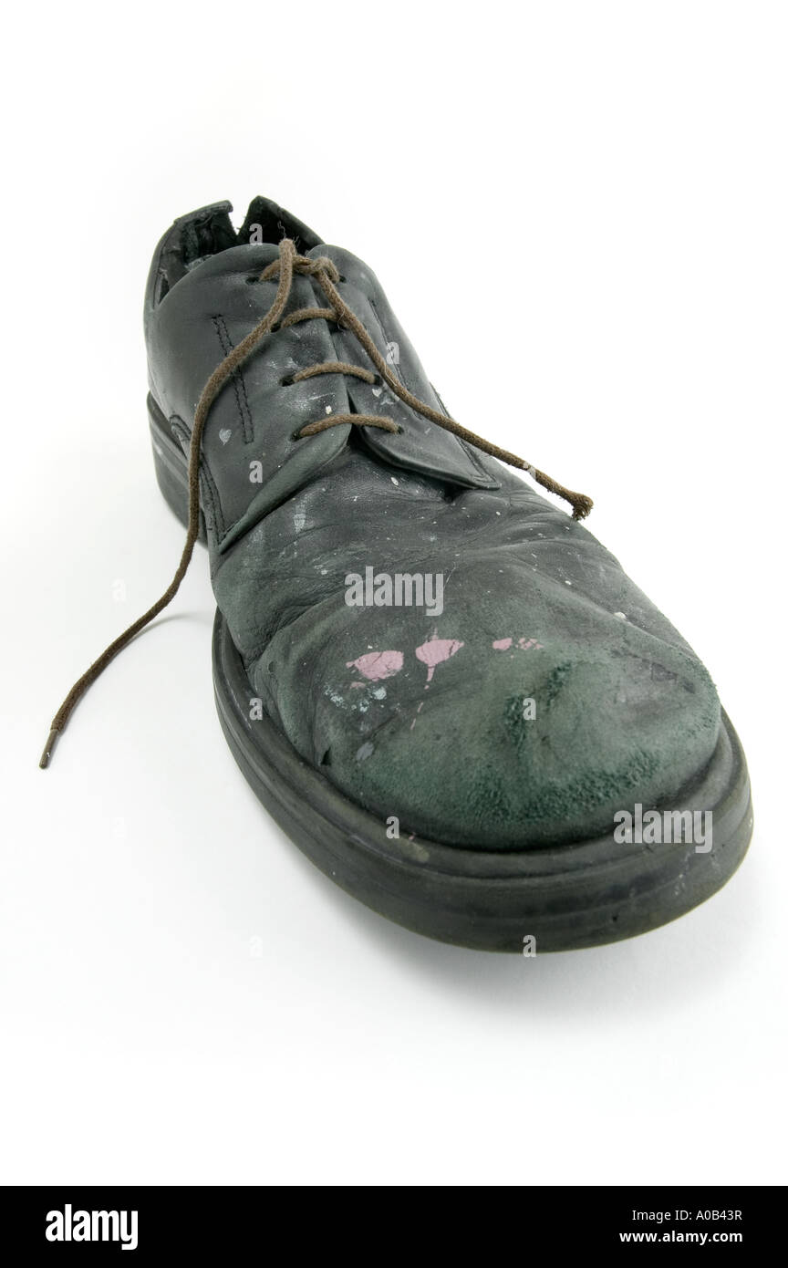 Une seule chaussure ; chaussure gauche ; vieille chaussure ; vieux ;  chaussures lacets ; confortable ; pauvre ; portée ; usé ; noir ; chaussures  chaussures noires ; peinture ; blanc Photo Stock - Alamy
