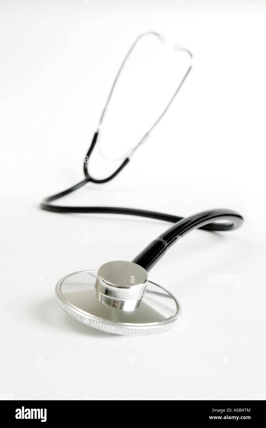 Stéthoscope ; instrument ; instrument médical ; l'écouteur ; médecin ;  poitrine, cœur, poumons, respirer, écouter, écouter ; blanc Photo Stock -  Alamy