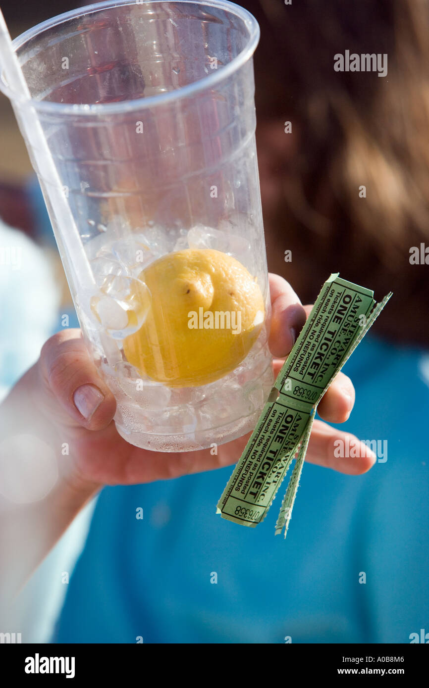 Woman holding limonade et amusement les billets au County Fair Banque D'Images