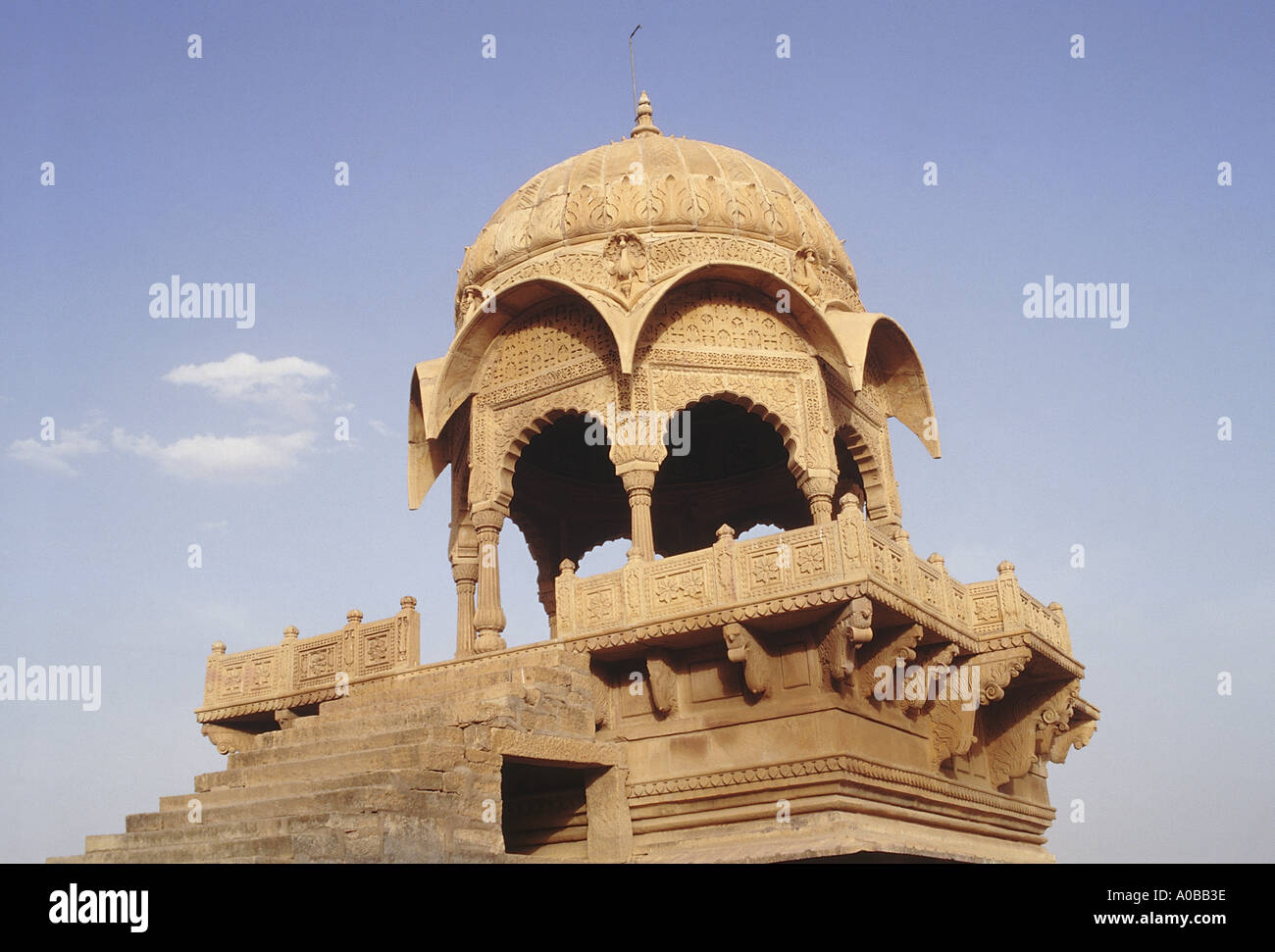 Un monument situé près du lac Gadsisar. Le Rajasthan, Inde. Banque D'Images