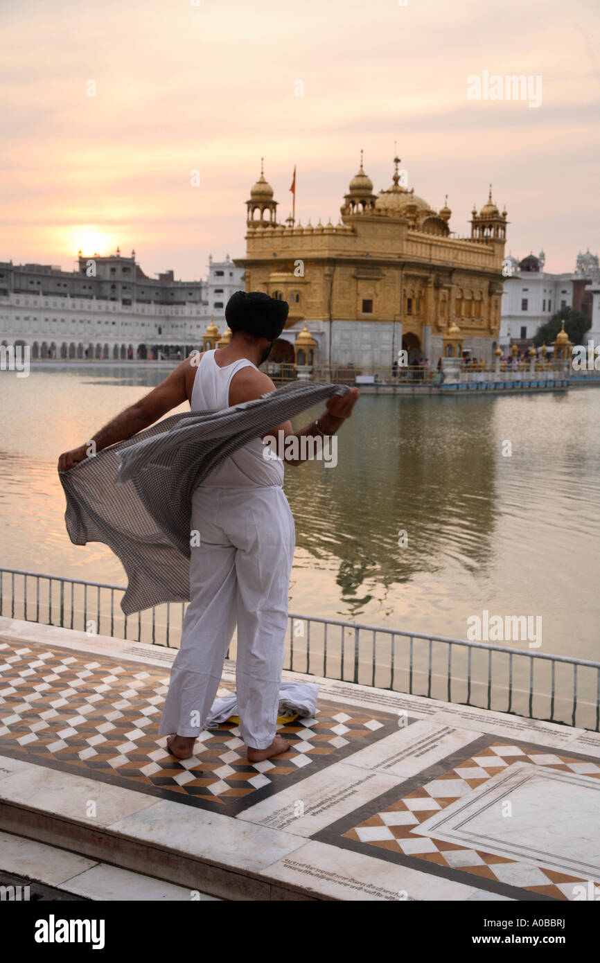 Homme Sikh au Golden Temple, Amritsar, Punjab, India Banque D'Images