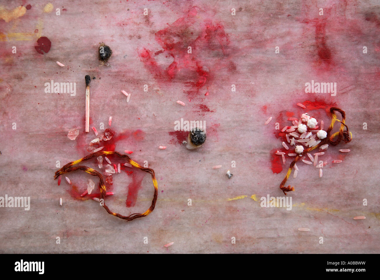 Puja offrandes votives sur une surface en marbre à l'intérieur d'un temple hindou, Galta, Jaipur, Rajasthan, Inde Banque D'Images