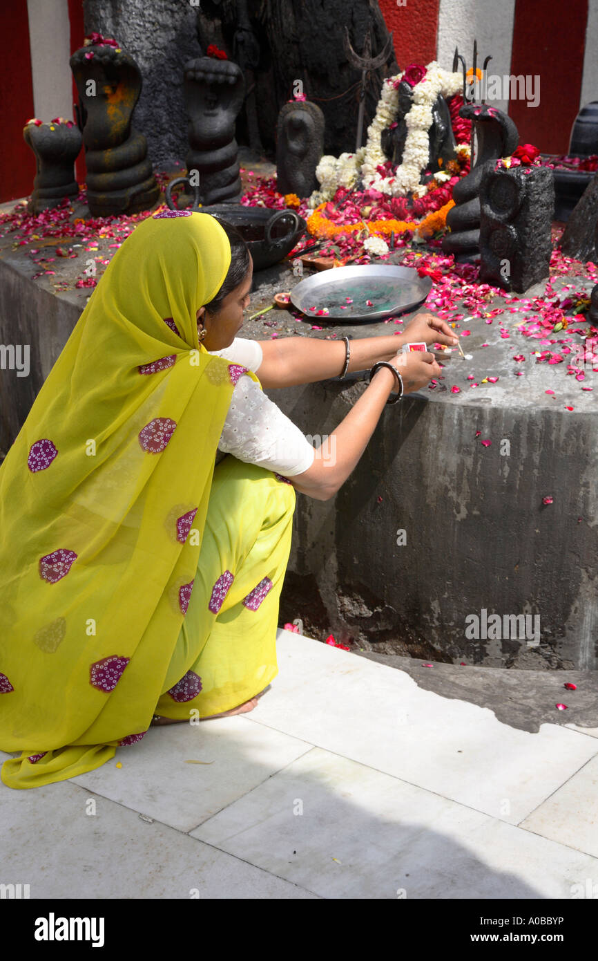 Femme dmaking une puja rituel de prière à un culte de Shiva, Pracheen Hanuman Mandir, Connaught Place, New Delhi, Inde Banque D'Images