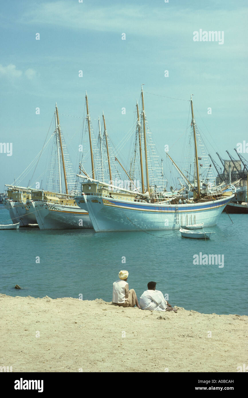 150318 Sambuks Egyption grand boutre arabe traditionnelle bateaux cargo avec les hommes arabes en premier plan dans le port de Port Sudan Soudan Mer Rouge Banque D'Images