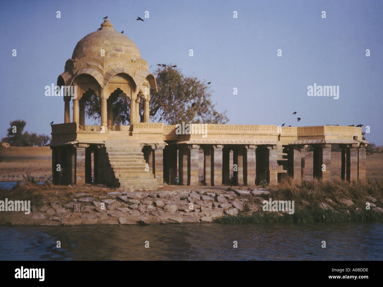 Un monument construit en l'Gadsisar lake. Udaipur, Rajasthan, Inde. Banque D'Images