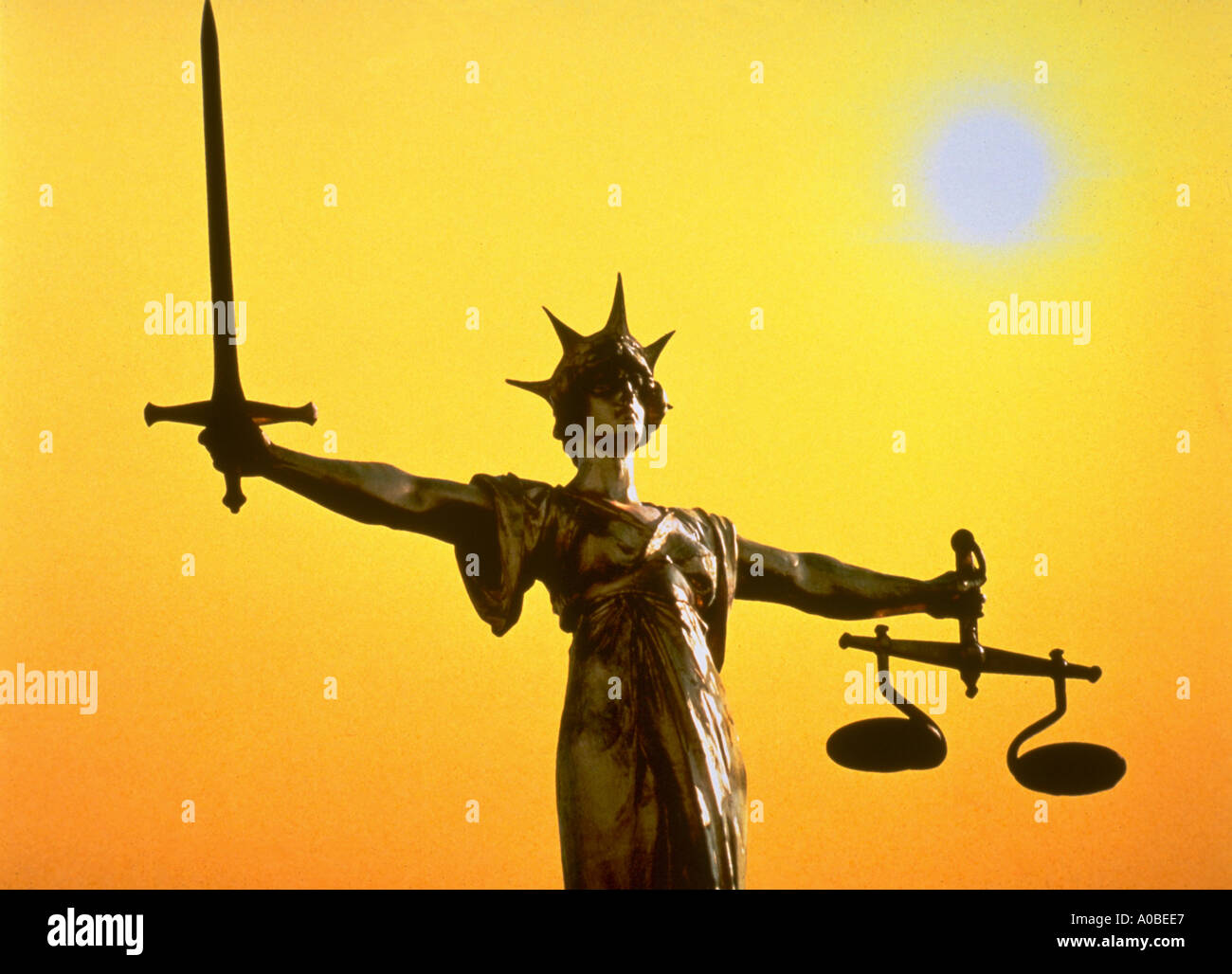 Statue de la justice avec des échelles épée et bien cette photo est également disponible avec un ciel bleu et nuages en arrière-plan Banque D'Images