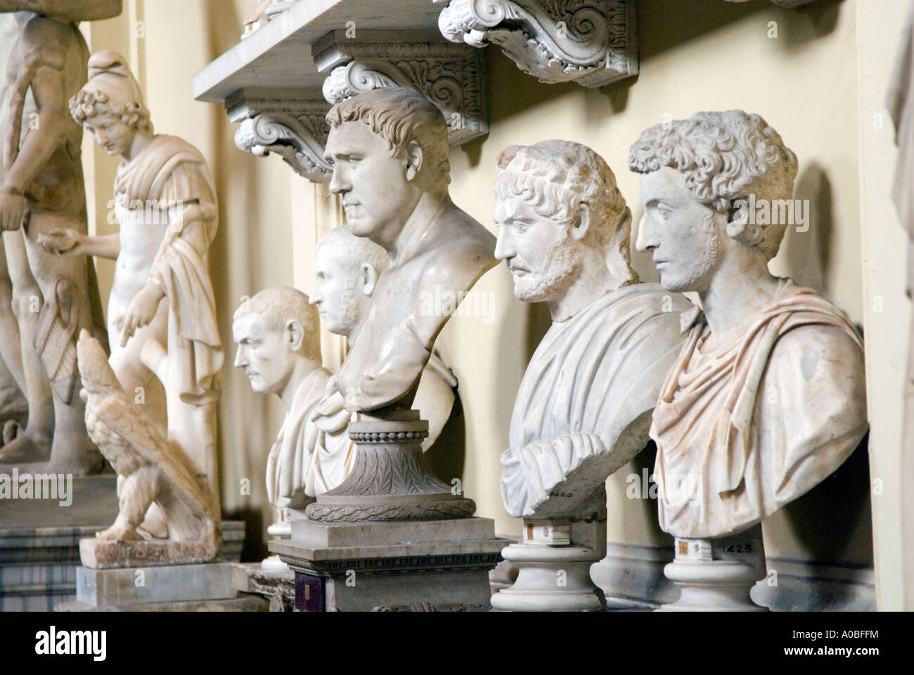 Les bustes d'éminents anciens Romains au Musée du Vatican Rome Italie Banque D'Images