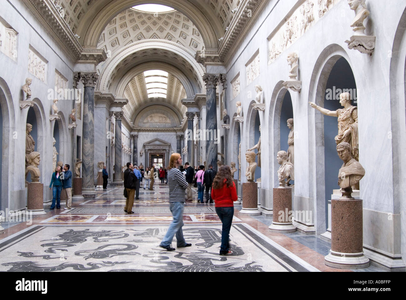 Les touristes au Musée du Vatican Rome Italie Banque D'Images