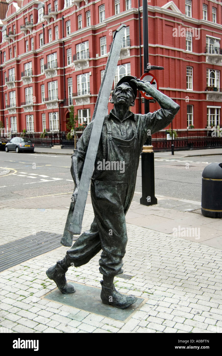 Sculpture de workman exerçant son bain, London England UK Banque D'Images