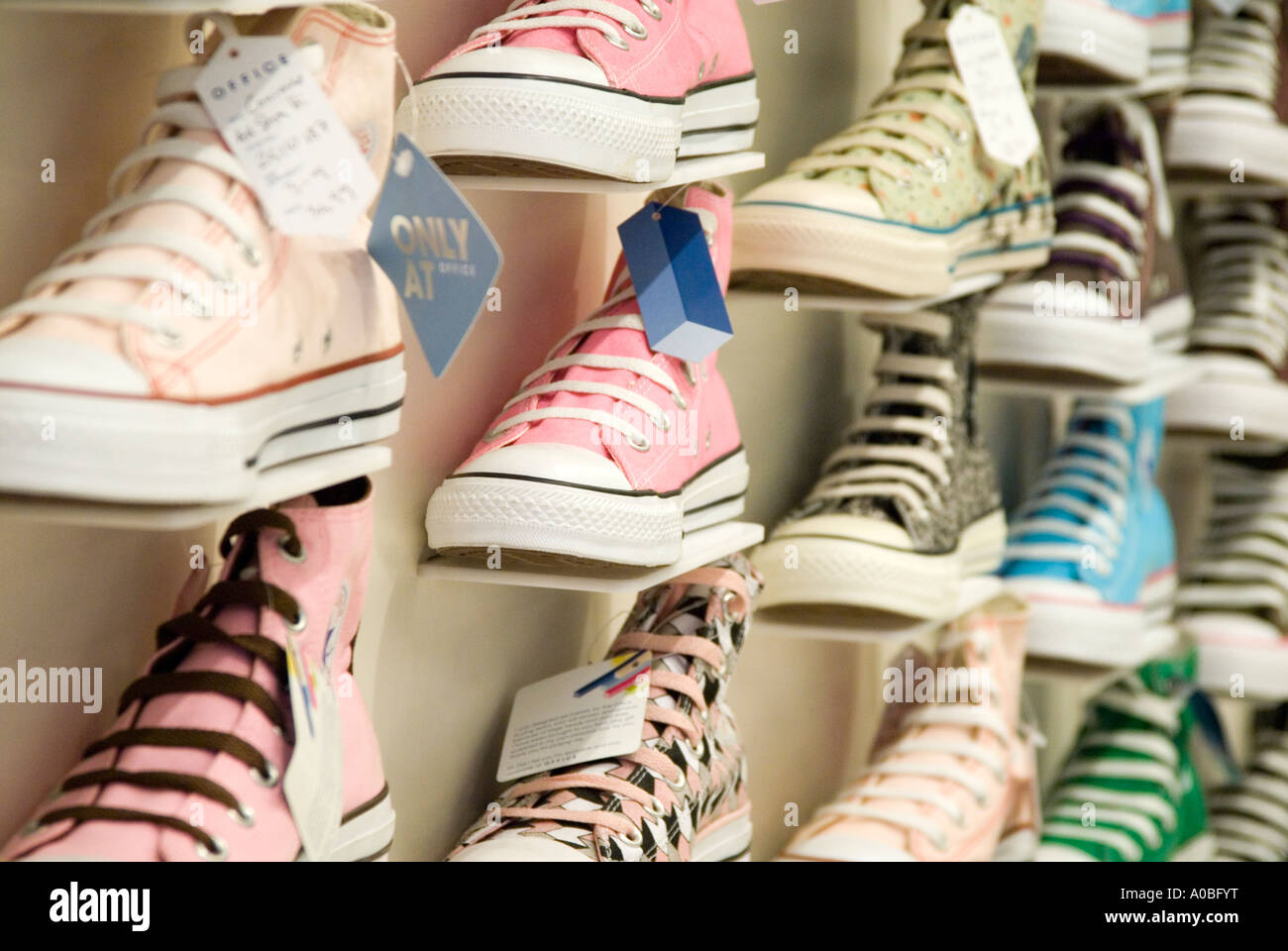 Rangées de Converse All Star chaussures en boutique, England UK Banque D'Images