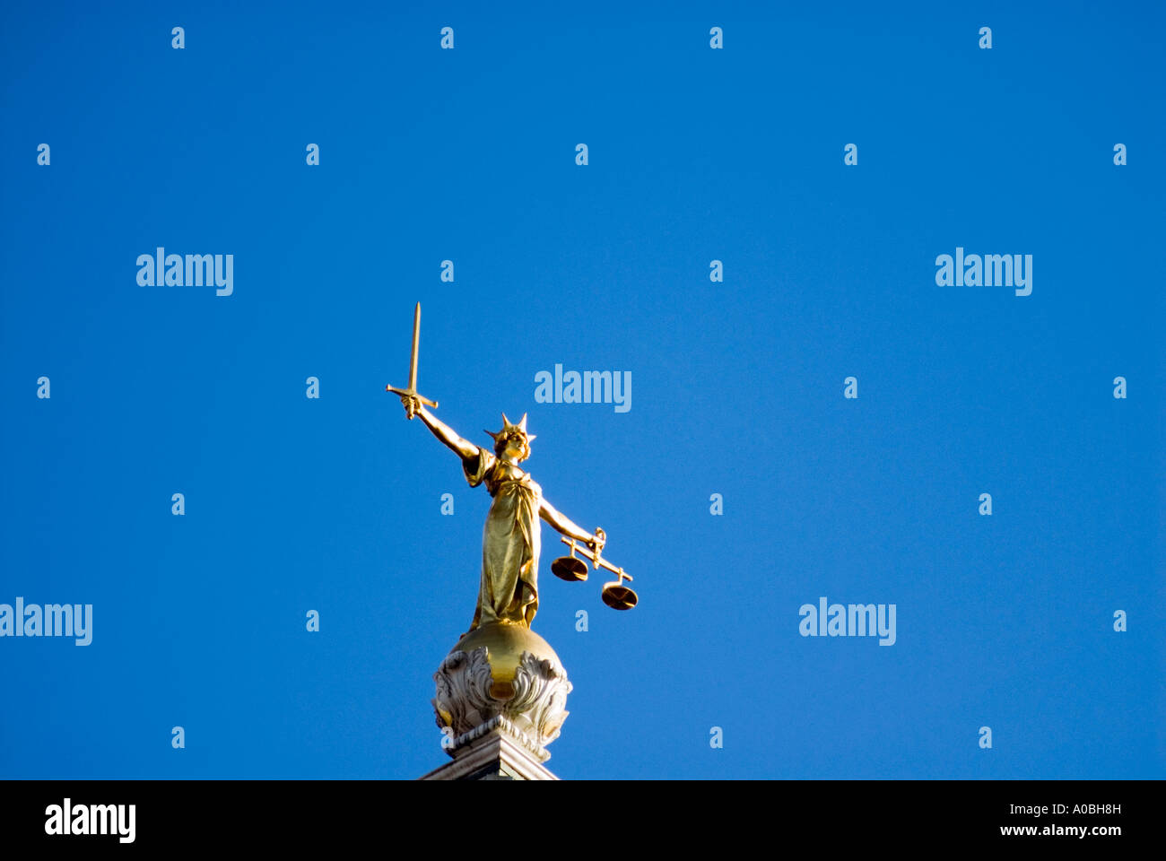 Statue de la Justice au sommet de la vieille dame Bailey London England UK Banque D'Images