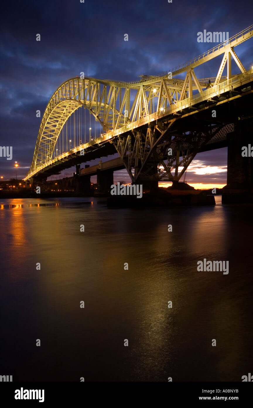 Lumière du soir sur le pont routier Runcorn Runcorn Cheshire UK Banque D'Images