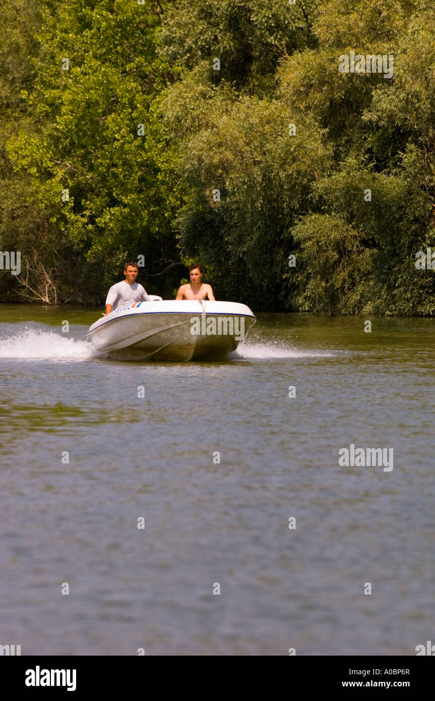L'Europe Roumanie Delta du Danube les touristes en bateau à moteur Banque D'Images