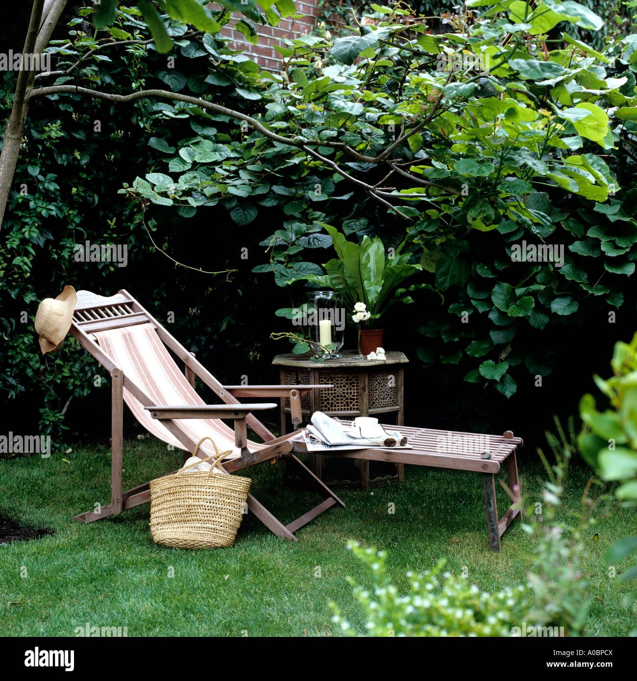 Striped chaise longue au jardin anglais Photo Stock - Alamy