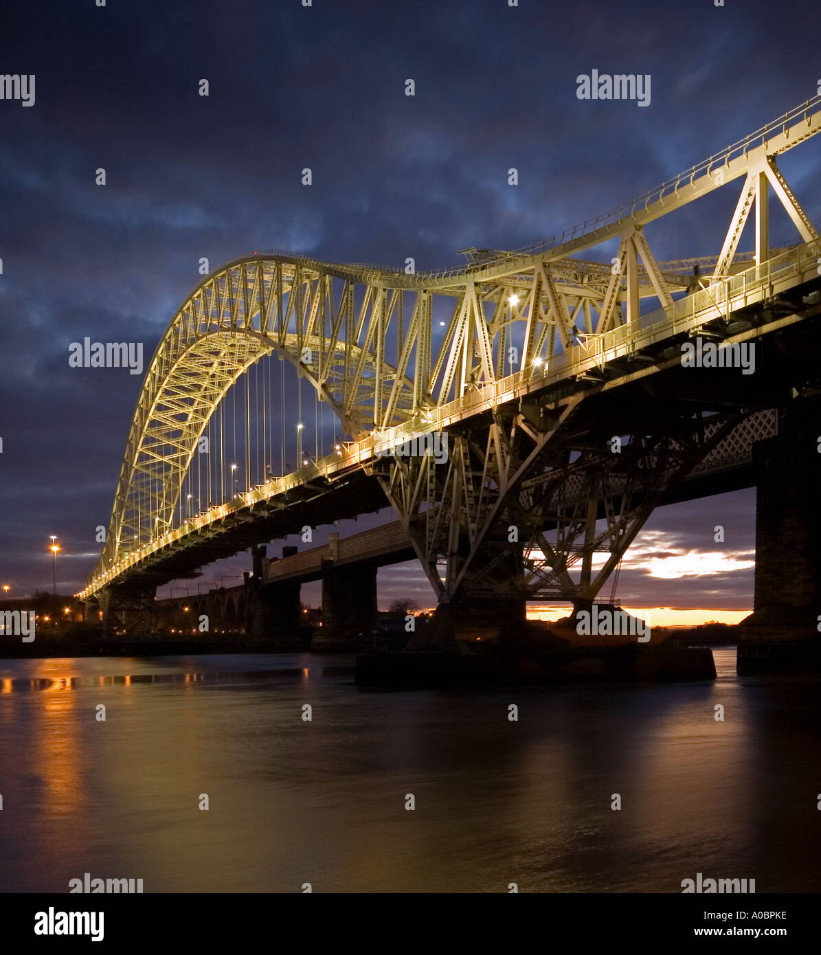 Le pont routier Runcorn Runcorn Cheshire UK au coucher du soleil Banque D'Images
