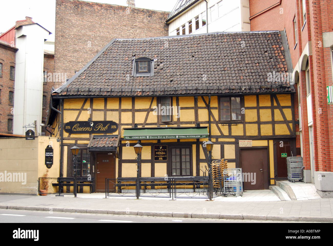 Une vieille maison qui est transformée en pub local à Oslo Norvège la maison est en fait la plus ancienne maison à Oslo. Banque D'Images