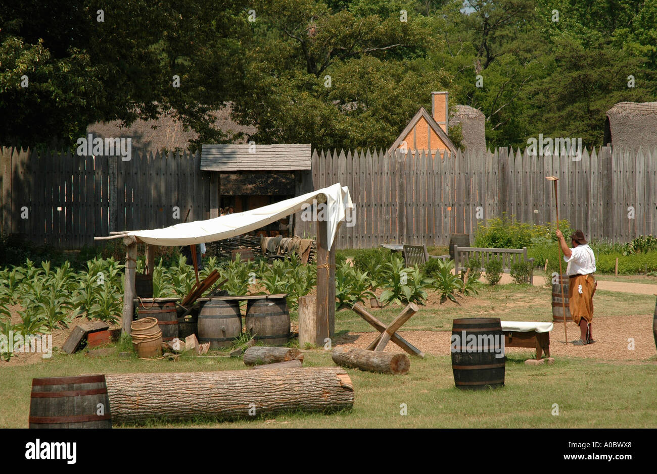 Jamestown Settlement Virginia Living History Museum travailleur au jardin à l'extérieur de fort stockade Banque D'Images