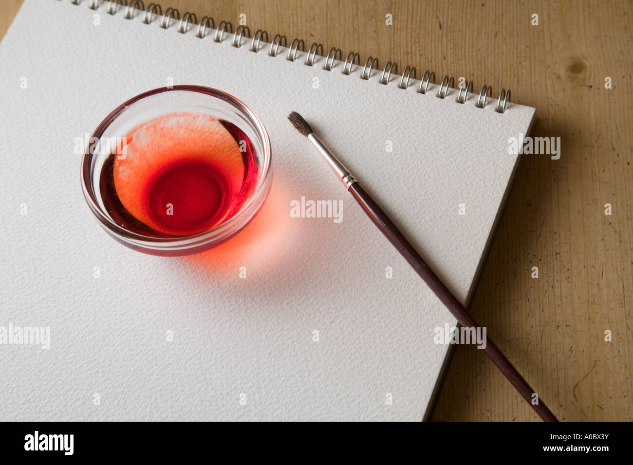 Une feuille de papier aquarelle sur une table en bois haut Banque D'Images