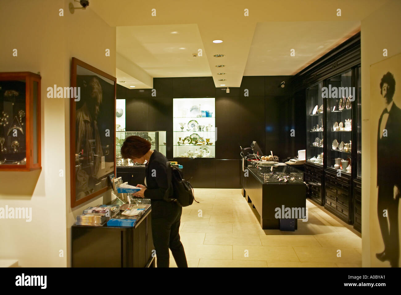 Woman with 'Georg Jensen Design' boutique, Copenhague, Danemark Banque D'Images