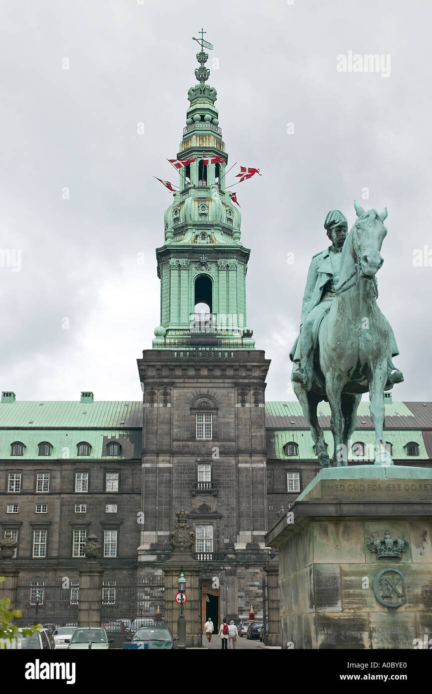 Statue équestre du roi Christian IX au château de Christiansborg, Copenhague, Danemark, Europe Banque D'Images