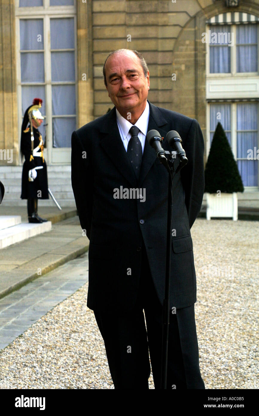 Le président français Jacques Chirac à l'extérieur de l'Elysée à Paris Banque D'Images