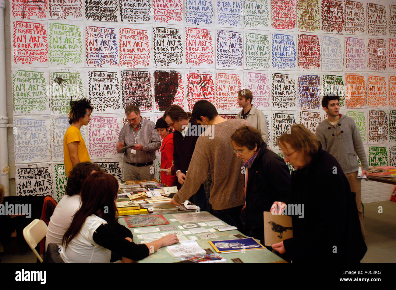 Au navigateurs imprimé NY Foire du livre d'art dans le quartier de Chelsea à NEW YORK Banque D'Images