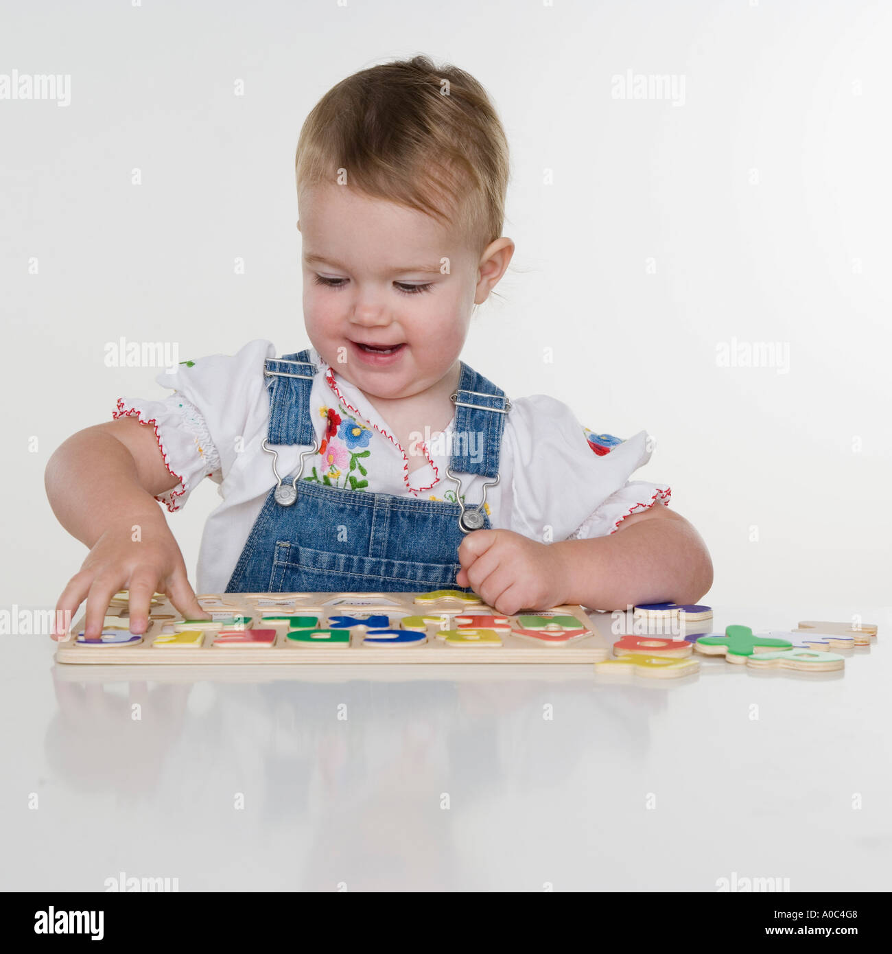 Femme enfant jouant avec un puzzle Banque D'Images