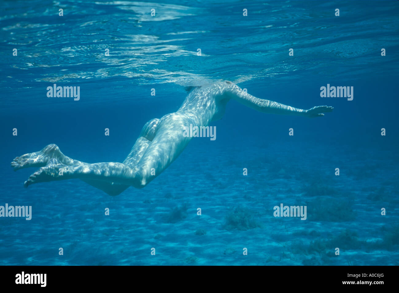 Sousmarine corps nu féminin Photo Stock Alamy