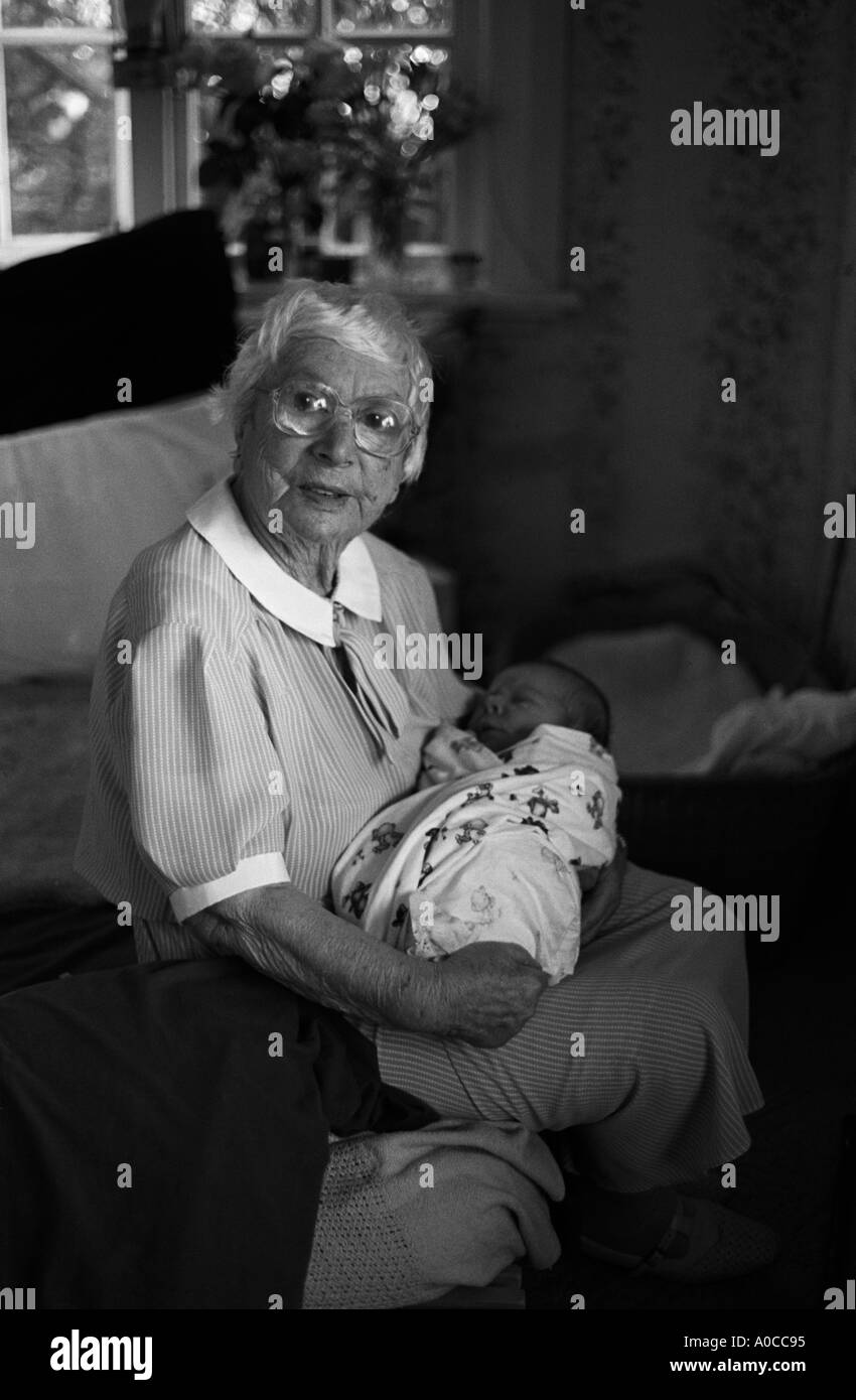 Grand-mère avec nouveau-né. Banque D'Images