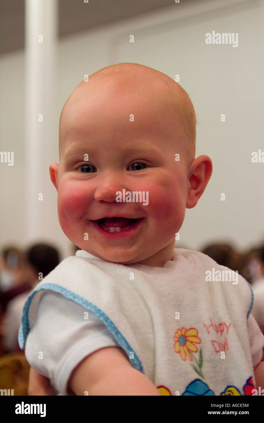Un rire bébé joues rose Banque D'Images