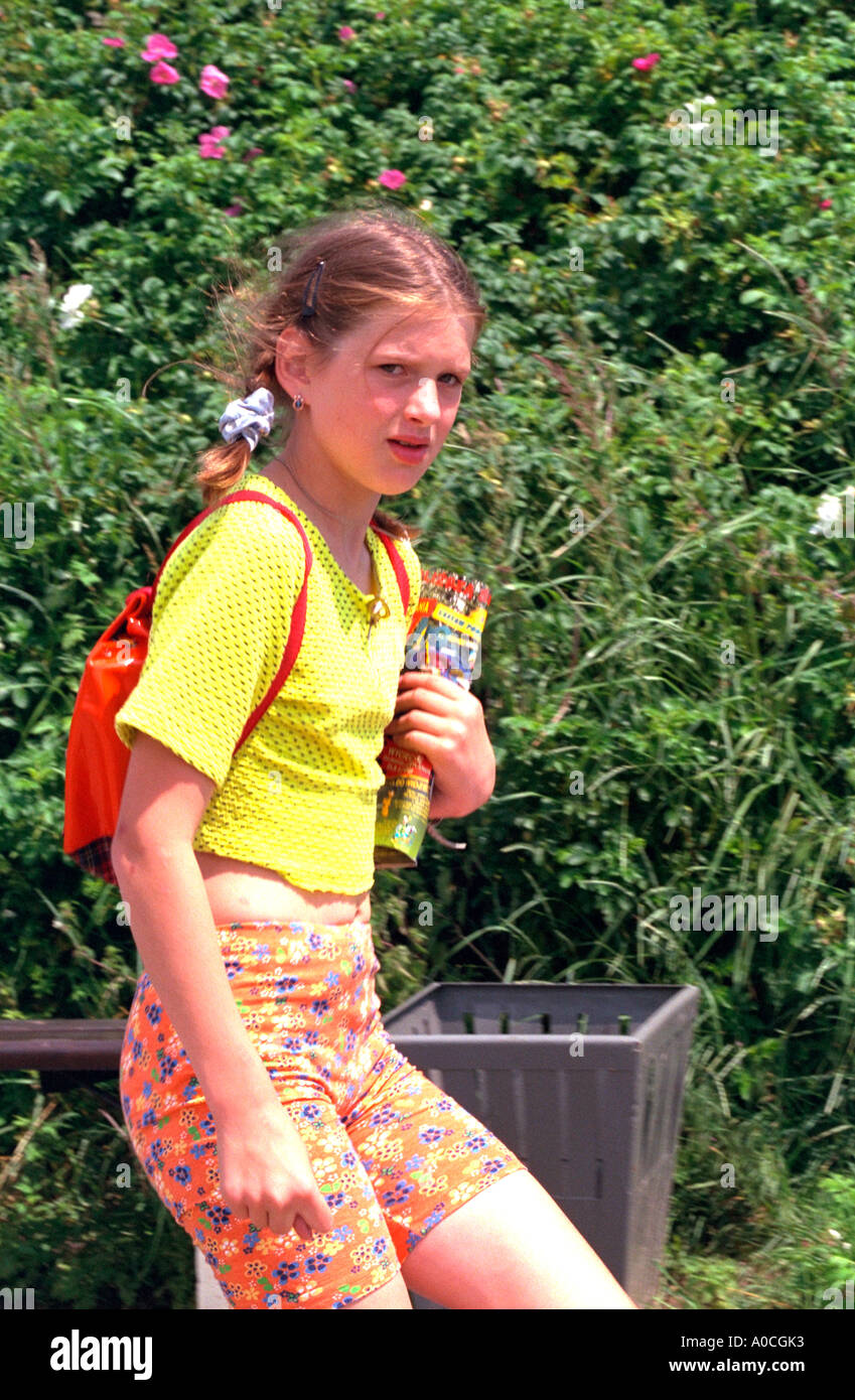 Fille de 13 ans marche avec sac à dos et des fournitures scolaires. Westerplatte Gdansk Pologne Banque D'Images