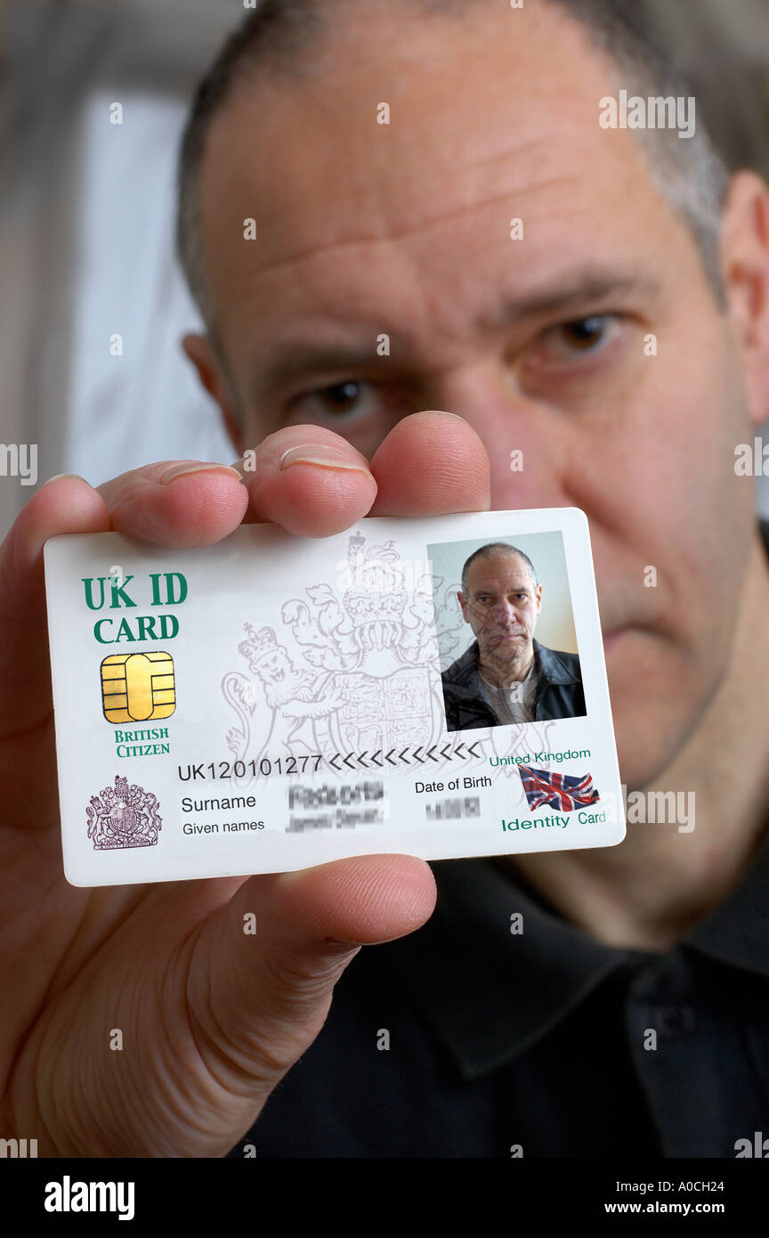 Man holding Royaume-uni maquette carte d'identité Banque D'Images